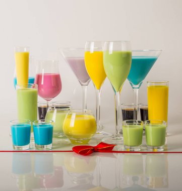 Renkli içecekler üzerinde süt Likörler, benzersiz pastel renkleri dayalı 