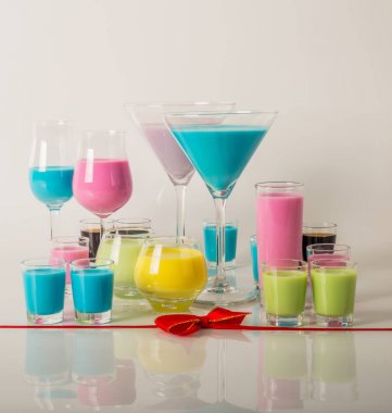 Renkli içecekler üzerinde süt Likörler, benzersiz pastel renkleri dayalı 