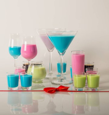 Renkli içecekler üzerinde süt Likörler, benzersiz pastel renkleri dayalı 