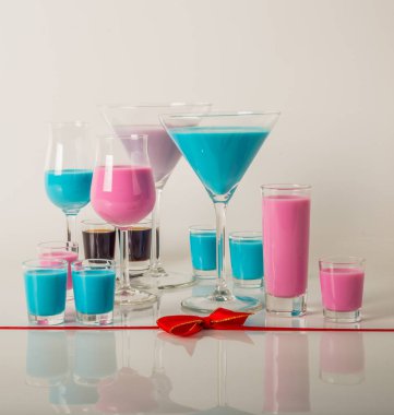 Renkli içecekler üzerinde süt Likörler, benzersiz pastel renkleri dayalı 