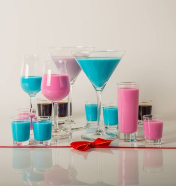 Renkli içecekler üzerinde süt Likörler, benzersiz pastel renkleri dayalı 