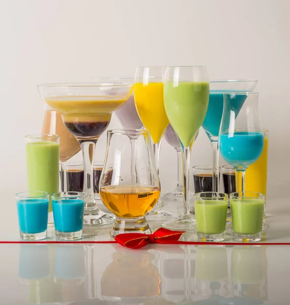 Boissons colorées à base de liqueurs de lait, couleurs pastel uniques de — Photo