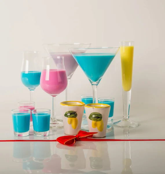 Bebidas coloridas a base de licores de leche, colores pastel únicos de — Foto de Stock