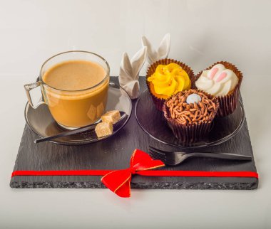 Modern Cam Kupası, Paskalya dekorasyonu ile muffins beyaz kahve