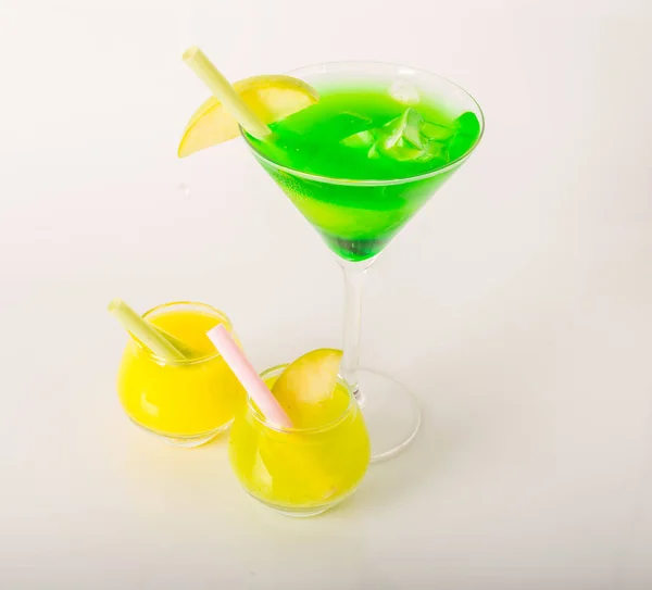 Zestaw kolorowych drinków, ozdobiony owoc, szkło martini, sho — Zdjęcie stockowe