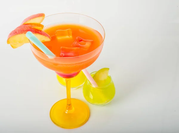 Σύνολο από πολύχρωμα ποτά, διακοσμημένο με φρούτα, ποτήρι μαργαρίτα, s — Φωτογραφία Αρχείου