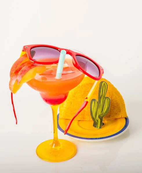 Bebida decorada con fruta, vaso de margarita, bebida staw y hielo — Foto de Stock
