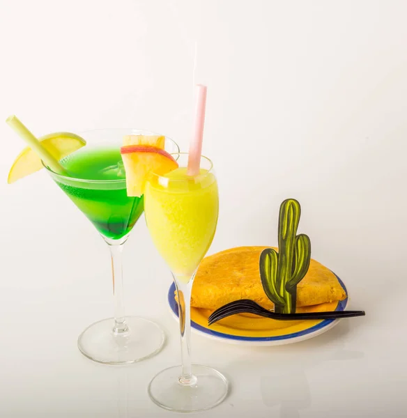 Bevanda decorata con frutta, bicchiere da martini, bevanda staw e ghiaccio cu — Foto Stock