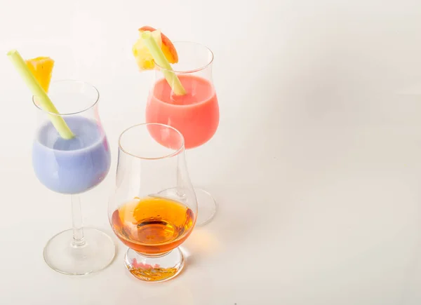 Słodowej degustacja szkła z whisky, dwa drinki kolor, biały b — Zdjęcie stockowe