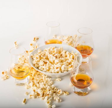 gözlük tek malt viski, dizi bir kase tuzlu popcorn bir