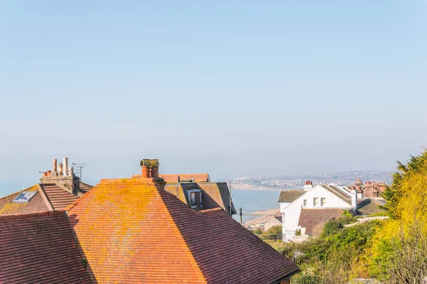 Daken van gebouwen in een dorp aan zee, zeezicht, zonnige dag — Stockfoto