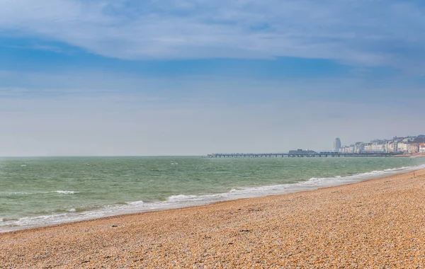 Vista para a praia de seixos e o oceano, uma cidade costeira no ba — Fotografia de Stock