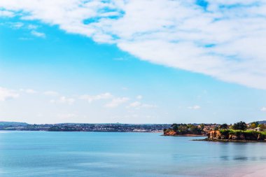 Arka plan kırmızı CL Okyanusu üzerinden güzel bir koy görünümü