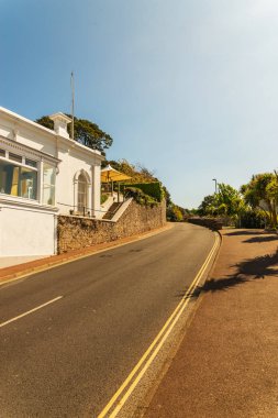 Beyaz Deniz egzotik bir asfalt yol boyunca bir tepe üzerine inşa 