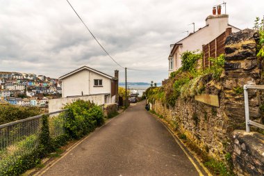 B diğer tarafında bir sahil kasabasında bir tepede alleyway