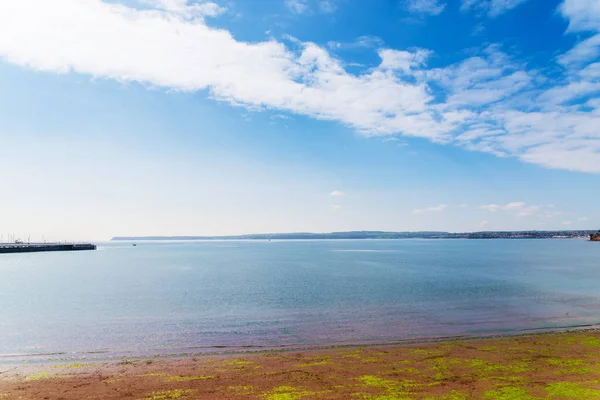 Vista de una hermosa bahía sobre el océano, en el muelle de fondo a — Foto de Stock