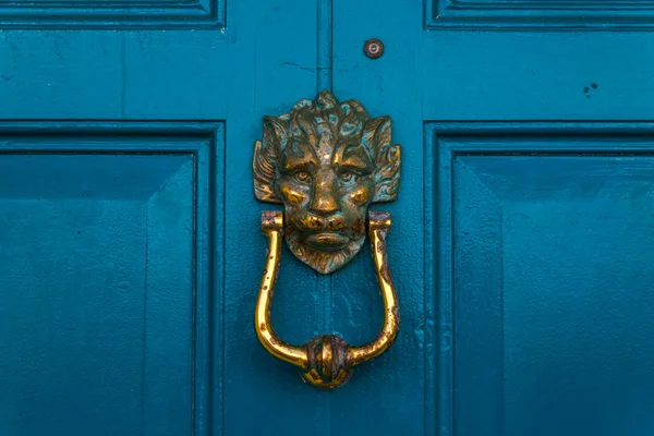 Brass leão cabeça batedor, batedor na porta de madeira azul, decorativo — Fotografia de Stock
