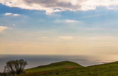 Okyanus Manzaralı tepeler, yeşil bitki örtüsü geçmişi olan ve güzel