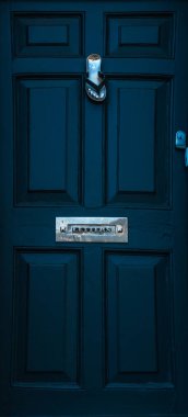 Mavi kapı tokmağı pirinç ile parmak arası terlik, metal mektup şeklinde,