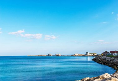 Ocean view ve taş iskele, binalar ve taşlar sahilde