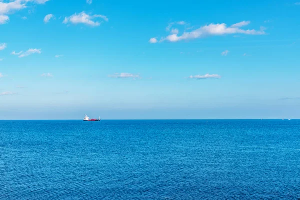 Вид на огромный океан, вдалеке текущий корабль, быть — стоковое фото
