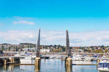 Yelkenli Yat Limanı ile bağlantılı tekneler ve yachta geçidine