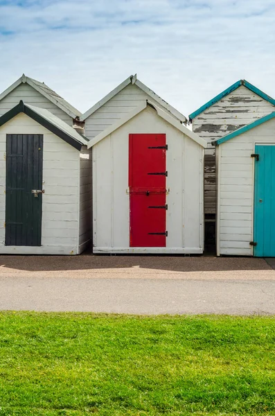 Case colorate sulla spiaggia, porta colorata per cottage estivi, s — Foto Stock