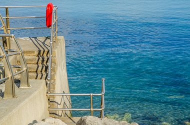 Güzel mavi okyanus, lifebuoy, güneşli ile promenade parçası