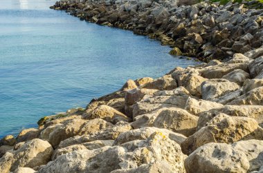 Ocean view ve taş iskele, sahilde büyük taşlar
