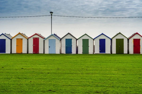 Case colorate sulla spiaggia, porta colorata per cottage estivi, s — Foto Stock