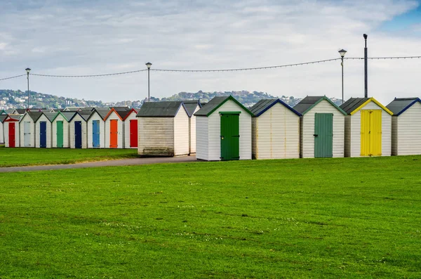 Case colorate sulla spiaggia, porta colorata per cottage estivi, s — Foto Stock