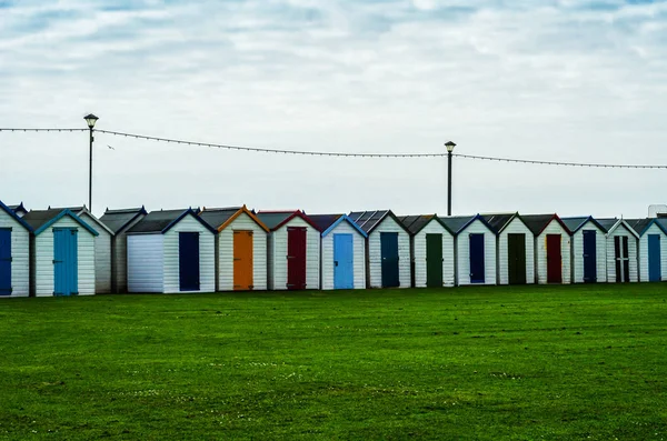 Casas coloridas na praia, porta colorida para casas de verão, s — Fotografia de Stock