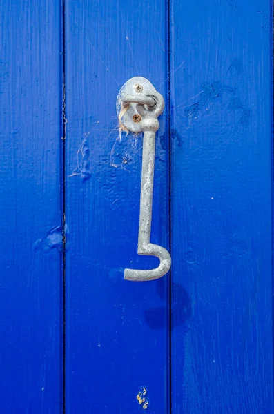 Crochet argenté sur porte bleue en bois, élément décoratif pratique, v — Photo