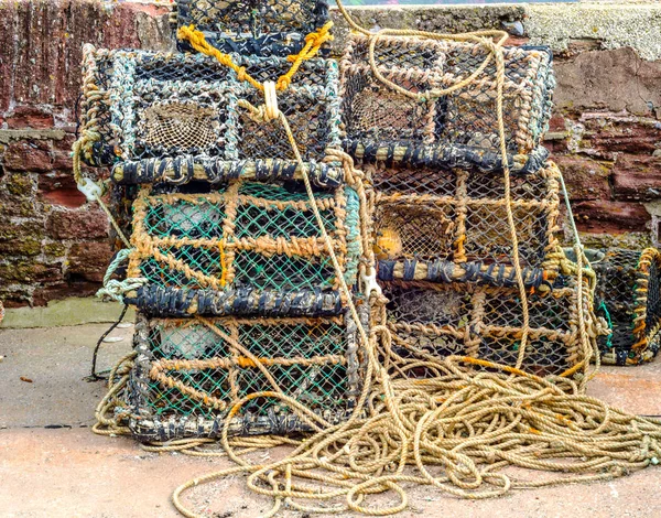 Cestas de lagosta de pesca e caranguejos em camadas em cima uns dos outros , — Fotografia de Stock