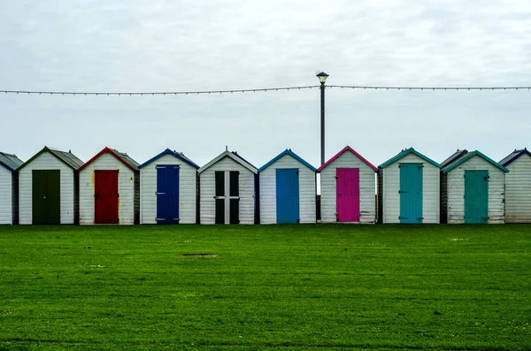 Gekleurde huizen op het strand, kleurrijke deur naar zomerhuisjes, s — Stockfoto