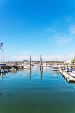 Yelkenli Yat Limanı ile bağlantılı tekneler ve yachta geçidine
