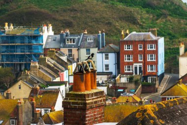 Kuş baca ve binaların çatıları yeşil mo ile kaplı