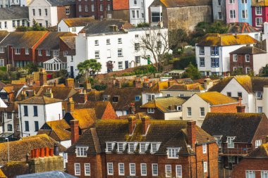 Yeşil yosun kaplı binaların çatıları, sahil spot görülen fr