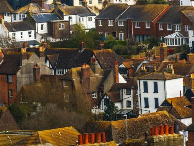 Yeşil yosun kaplı binaların çatıları, sahil spot görülen fr