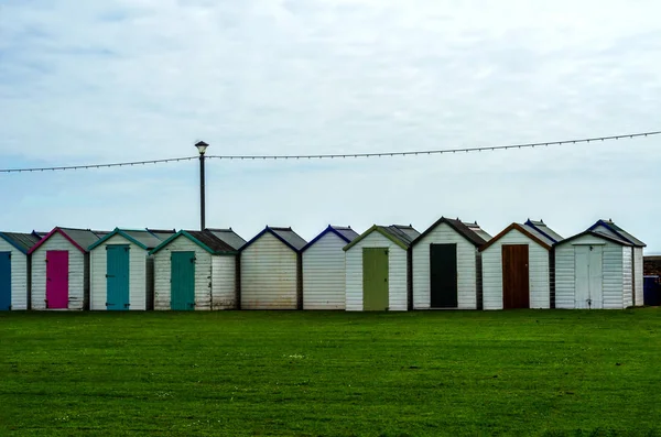 Casas de colores en la playa, puerta colorida a cabañas de verano, s — Foto de Stock