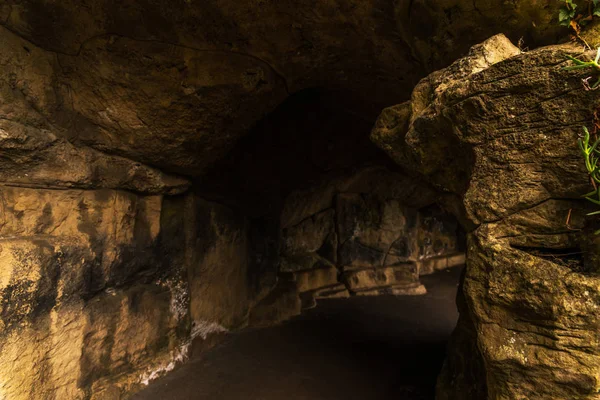 Route touristique, rochers puissants et végétation, grotte rocheuse, interes — Photo