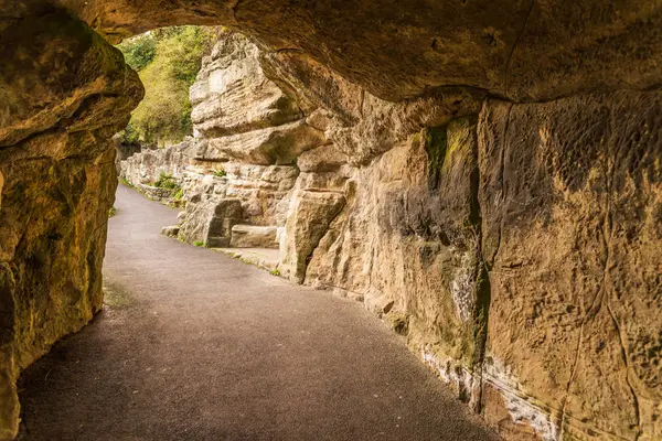 Turistvägen, mäktiga klippor och vegetation, rock grotta, interes — Stockfoto