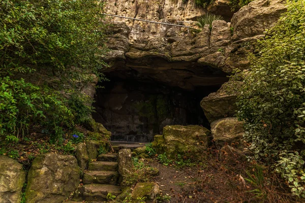 Route touristique, rochers puissants et végétation, grotte rocheuse, interes — Photo