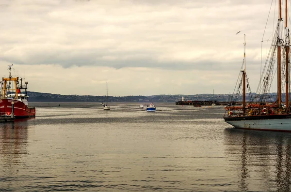 Bateaux ancrés dans un port, dans la promenade de pierre de fond, s — Photo