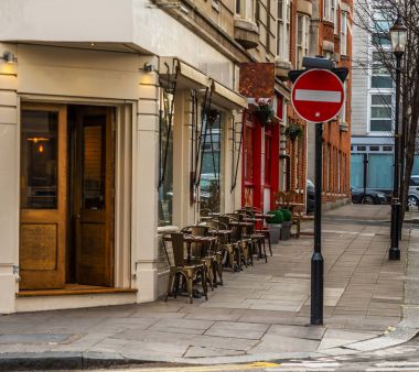 Şık sandalye ve masa önünde st Restoran, İngilizce
