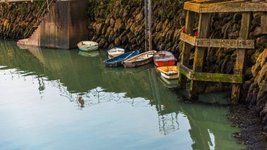 Küçük renkli balıkçı tekneleri su sur bir küçük limanda palamarla