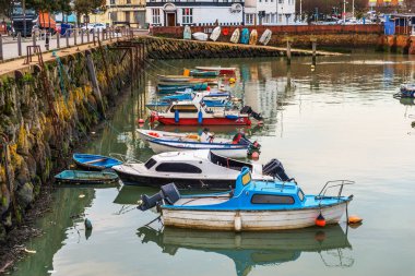 Tekneler ve gemiler arka plan taş küçük bir limanda palamarla 