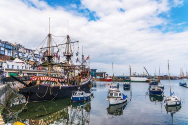 Tekneler ve gemiler arka plan taş küçük bir limanda palamarla 