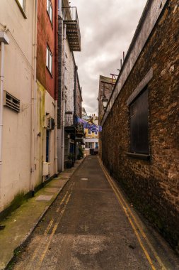 Dar geçit sahil kasabası, eski binalarda arkasından bir