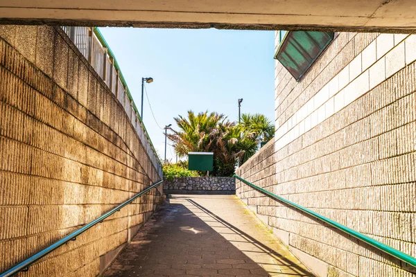 Städtischen Ausfahrt mit Unterführung mit Balustrade, Billboard b — Stockfoto